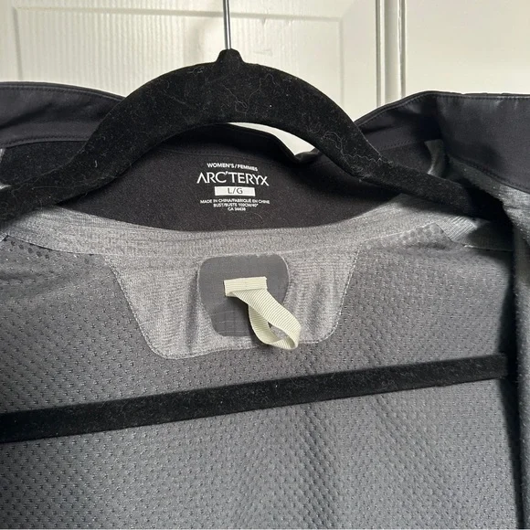 Arc’teryx Shell Rain Jacket - Picture 7 of 9